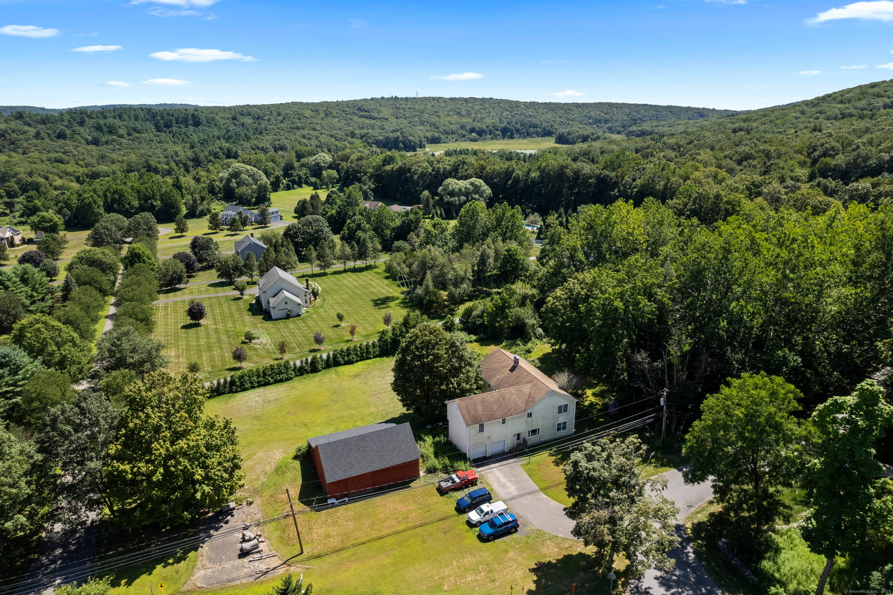 Welcome to a rare find in scenic Woodbury, CT !
