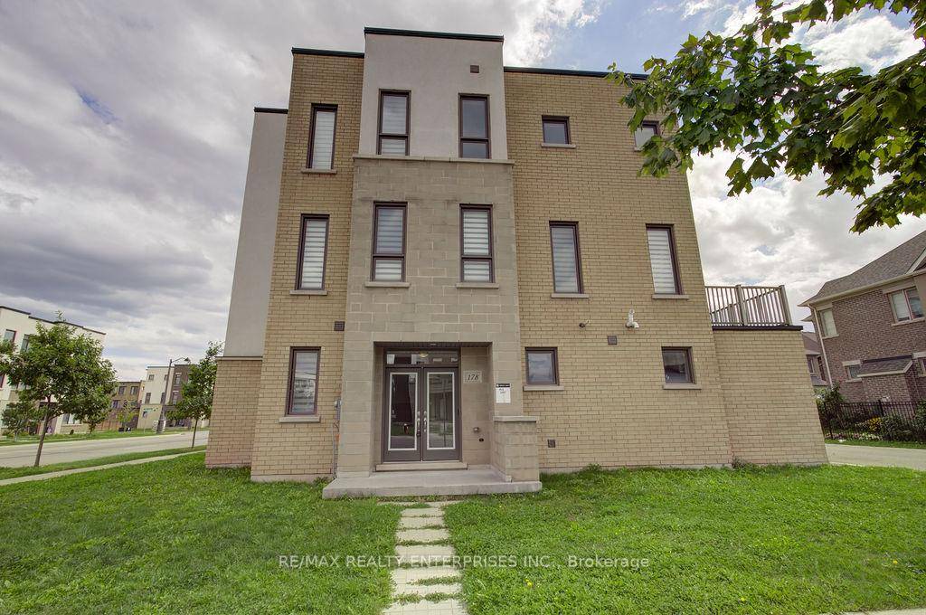 Beautiful Executive End Unit Townhome With 2100 Sq Ft And 2 Car Garage In The Preserve.