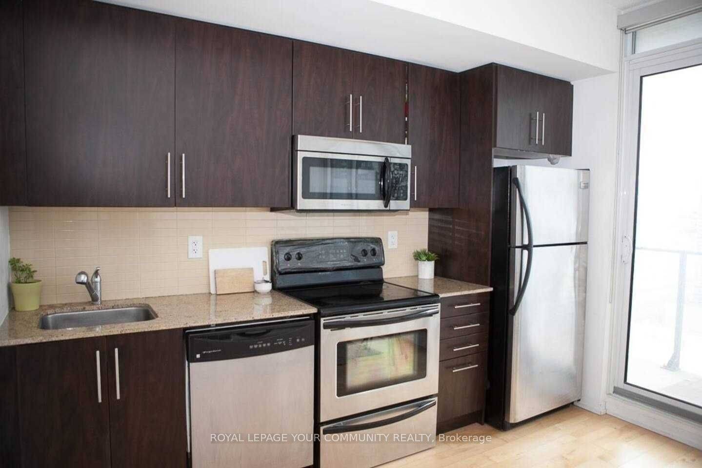 Luxurious 1 Bedroom Unit In The Prestigious Maple Leaf Square.
