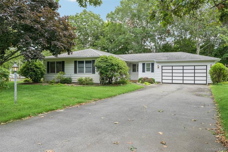 Hamptons Rental Offering Enjoy easy Hamptons living in this well maintained 3 bedroom, 2 bath ranch, offering comfortable one level living in a convenient location.