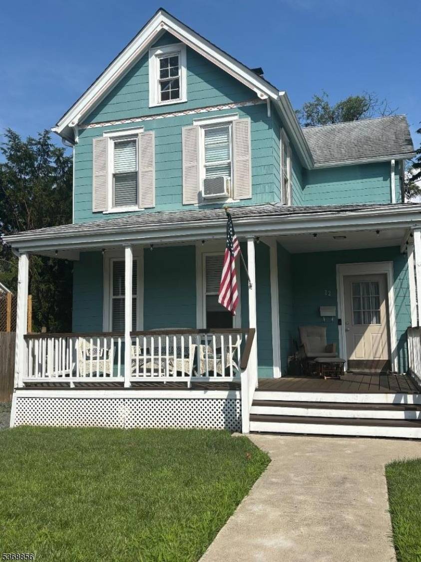 Welcome to this unique Victorian, 3 bedrooms, Living Room, Family room, 1.