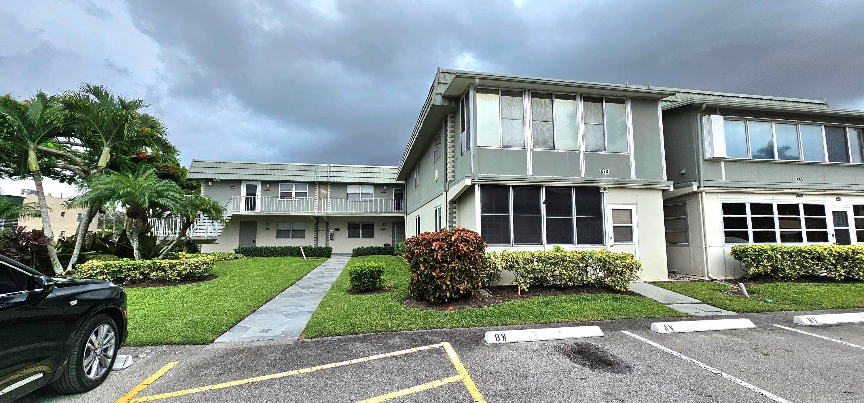 Motivated Seller ! ! ! A perfect blend of luxury, comfort, and an active lifestyle, this 1 bed 1.