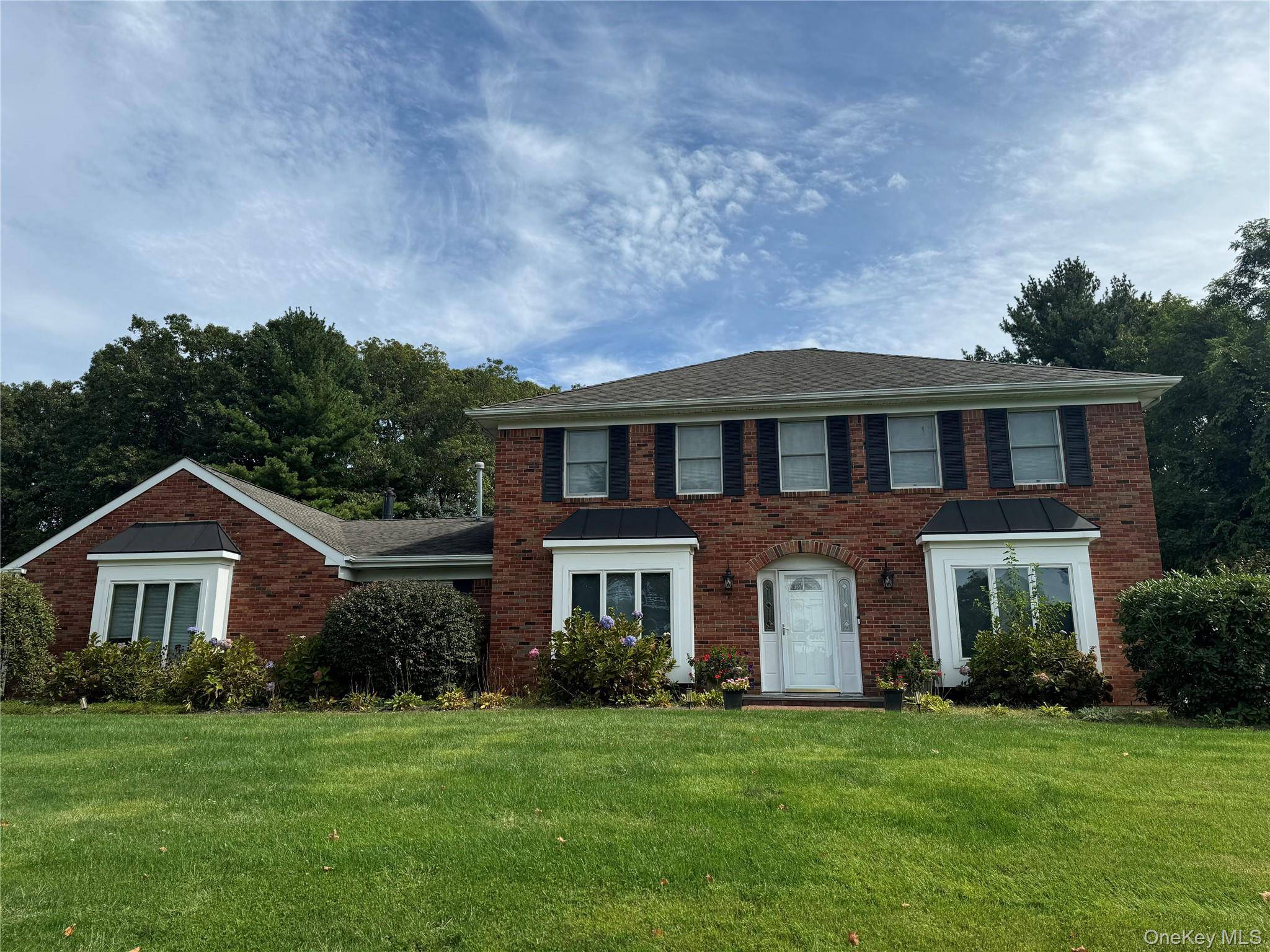 Immaculate Ranch With Huge Primary Suite, 2Br, 2 Full Baths, Cath Ceilings, Sliding Doors To Patio Open Lr, Dr Kiit.
