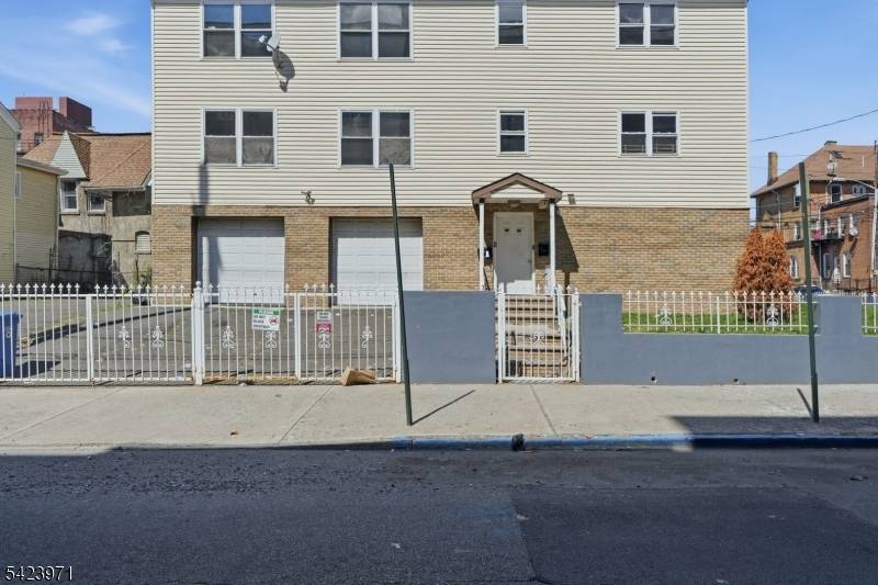 Excellent investment opportunity in the heart of Paterson !