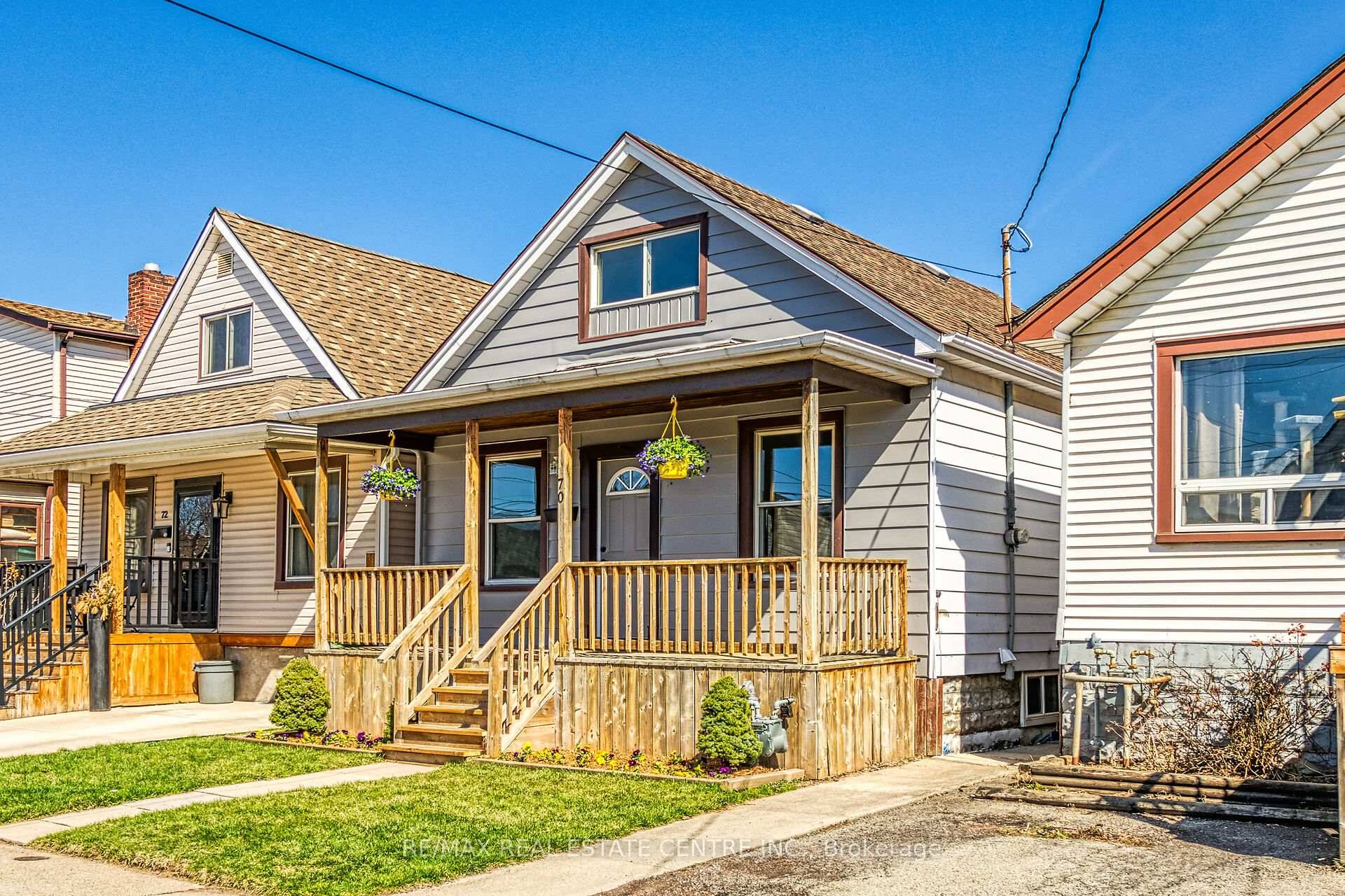 Welcome home to this Crown Point charmer !