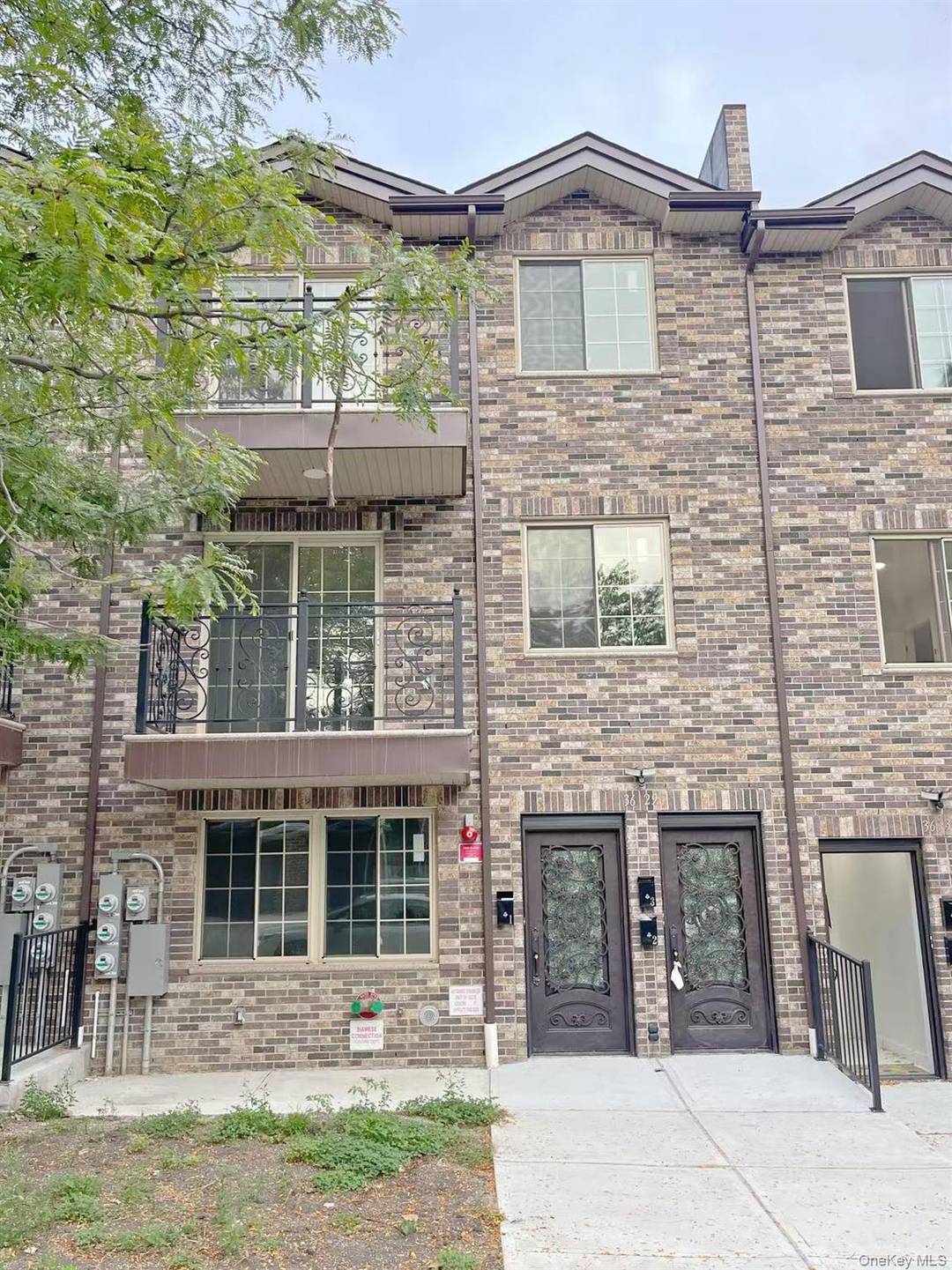 Be the first to live in this brand new 3 family townhouse located in a prime neighborhood within walking distance to the subway, LIRR, supermarkets, and schools.