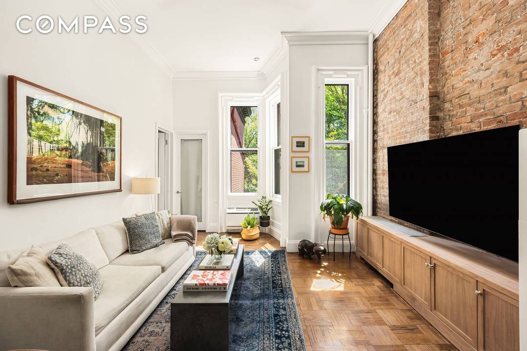 Positioned on the sun filled corner of Remsen and Hicks Streets and just one block to the Brooklyn Heights Promenade, this Parlor level 2BR 1.