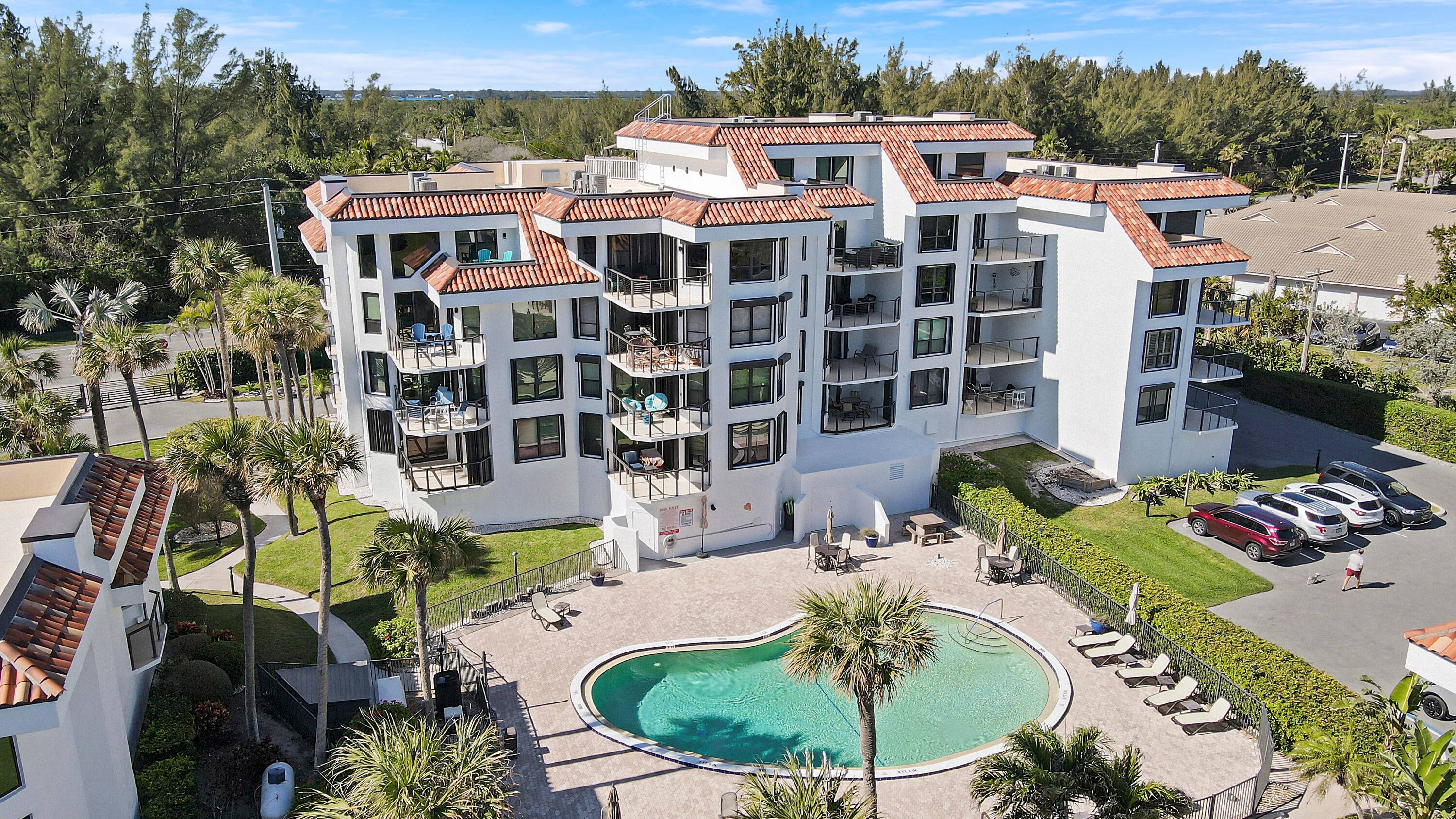 TOP FLOOR WATERFRONT CONDO WITH BEAUTIFUL OCEAN VIEWS !