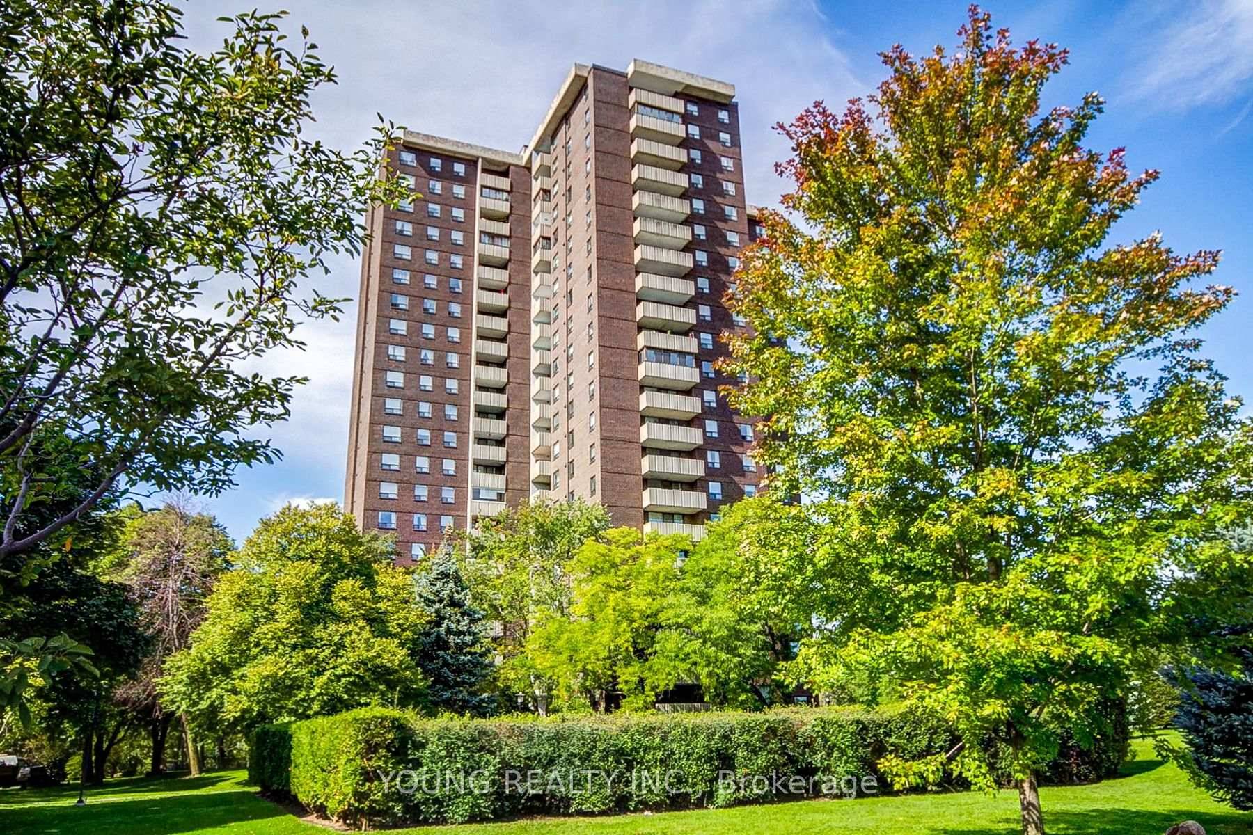 Bright 1 1 Bedroom Suite with Balcony amp ; Stunning City Views in a Resort Style Complex !