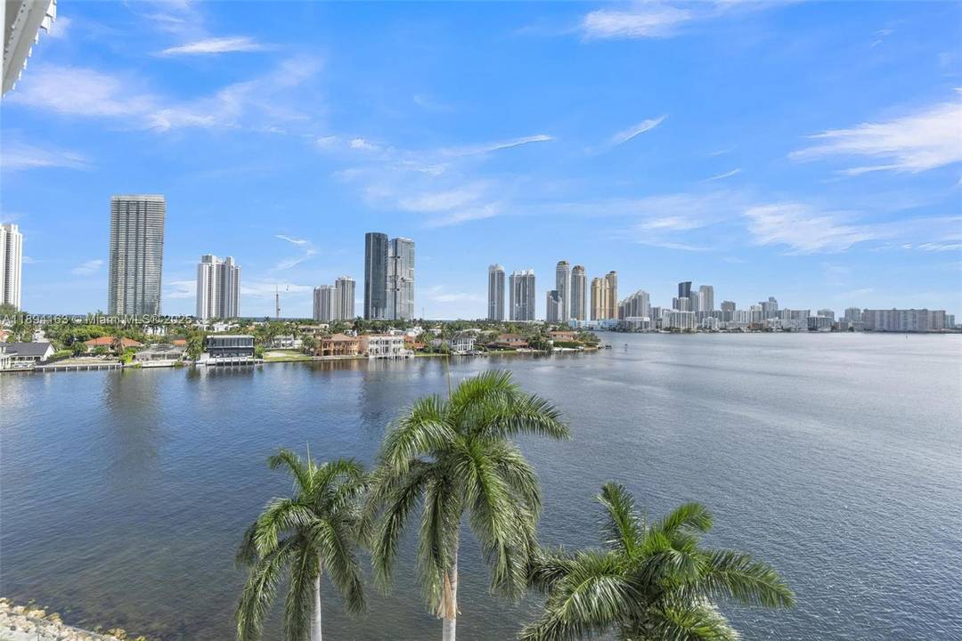 Price adjusted ! The best corner unit at MYSTIC POINTE tower 200.