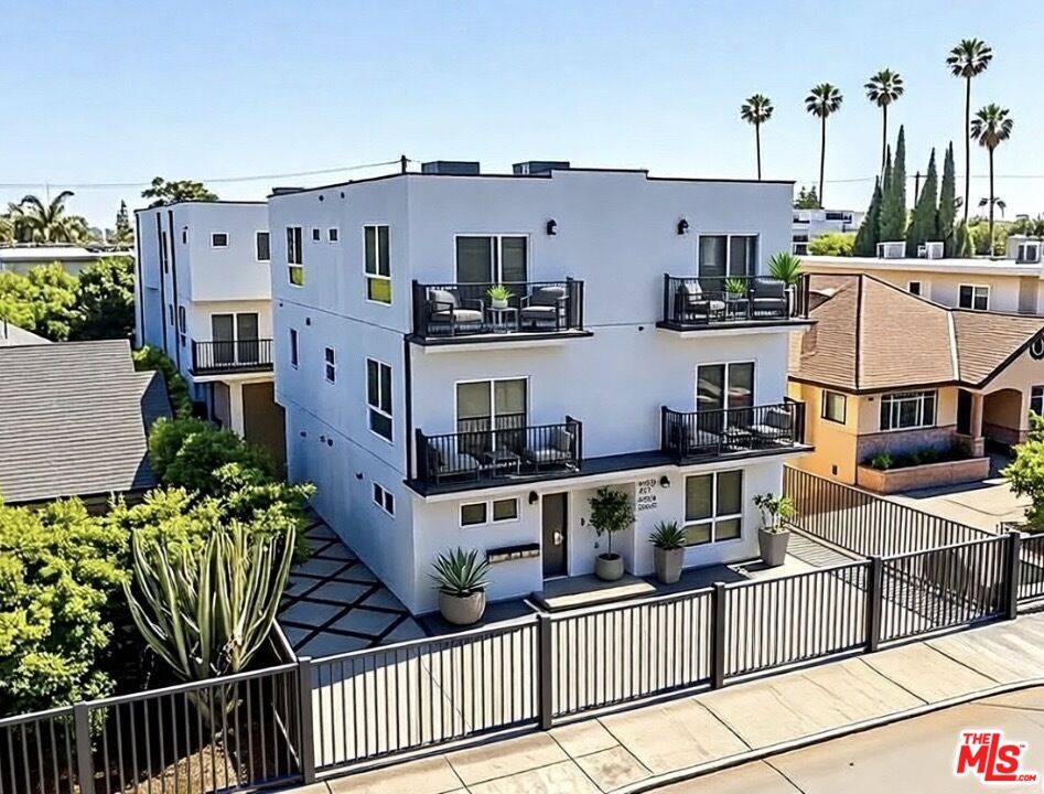 5434 1/2 Romaine St 5BR Hancock Park La