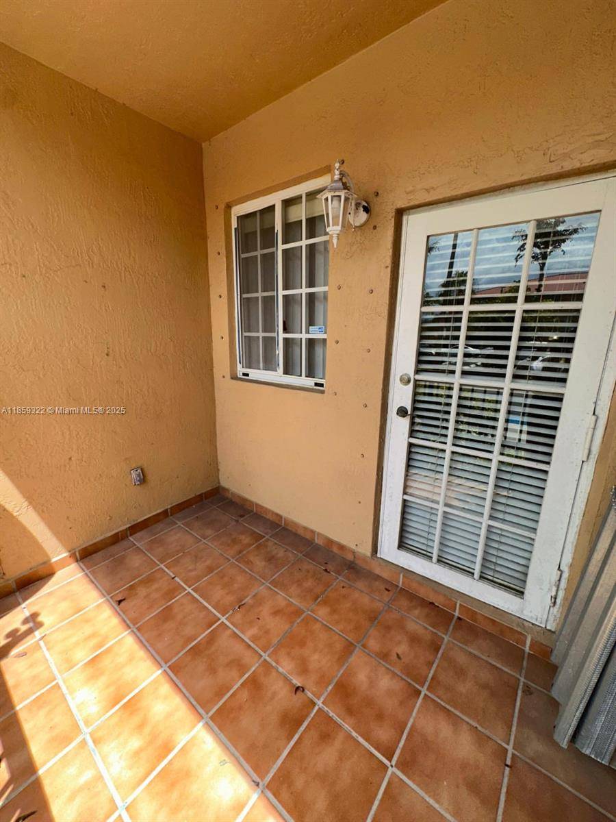 Spacious 3 bed, 2 bath corner unit in Poinciana Lakes Villas !