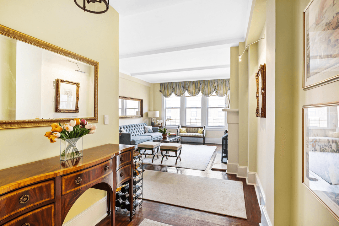 This high floor mint condition pre war 7 room has 3 BRS, a Den, eat in kitchen and 2.