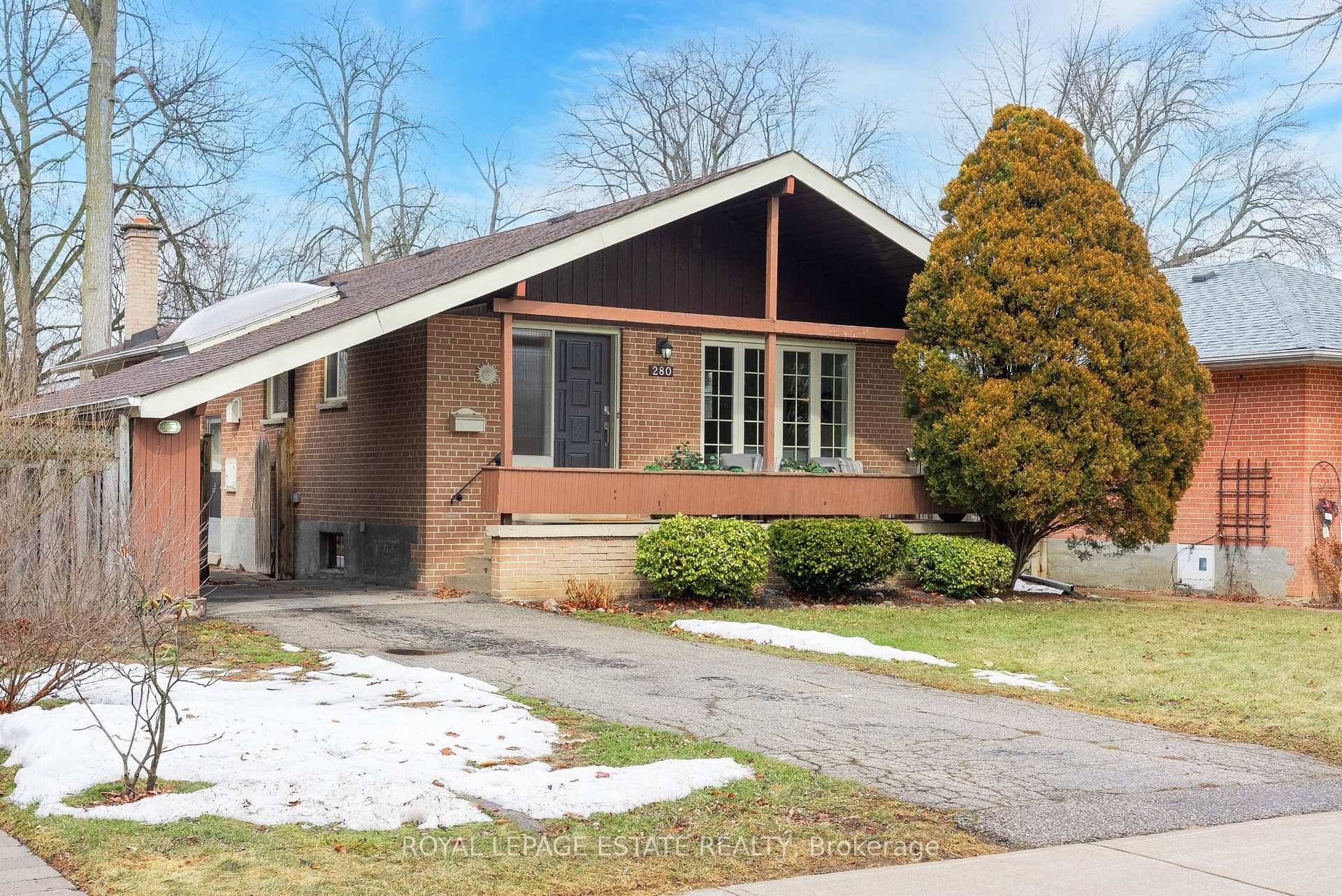 Welcome to 280 Guildwood Parkway, your new happy place !
