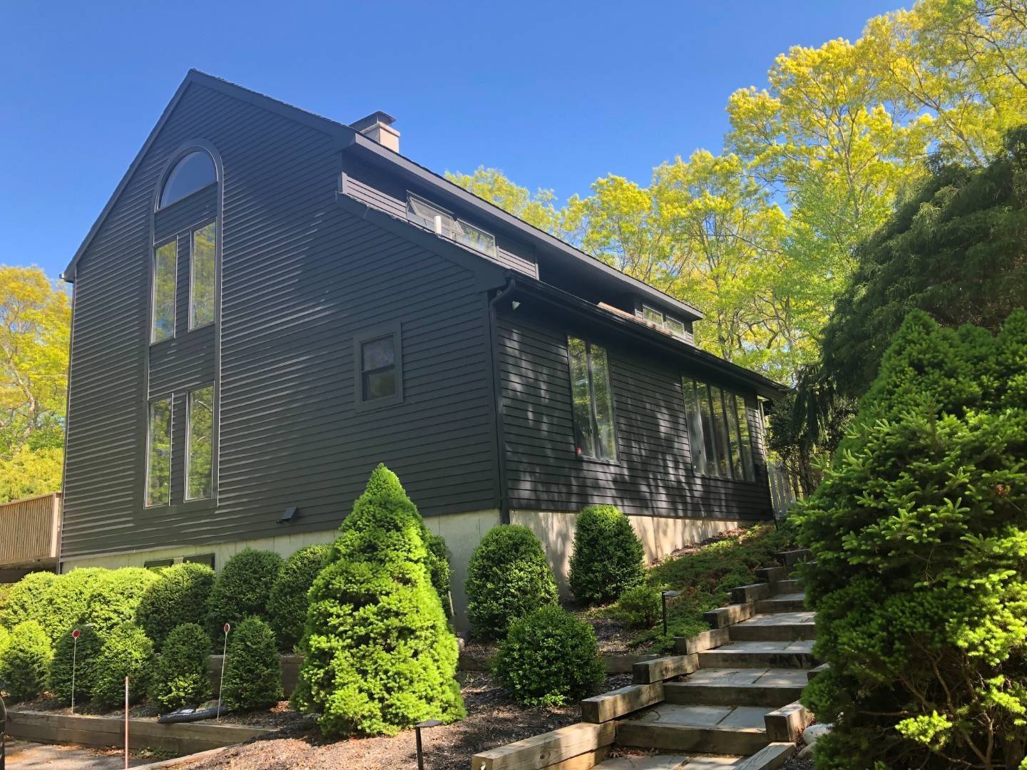 4 Bedroom Contemporary Home in Southampton!