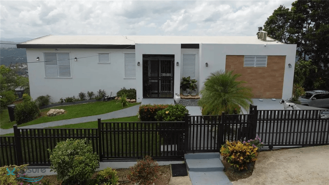 CARR. 110 KM. 15.4 INT., C. BERNABE MUNIZ RIVERA, BO. CENTRO, MOCA, P.R 00676 House Moca
