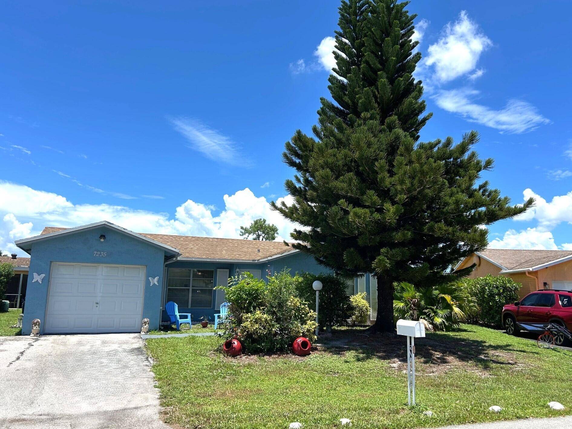 Charming 2 bedroom 2 bath single family house in the all age section of Lucerne Lakes Homes.