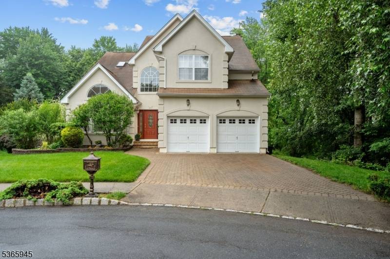 This well appointed meticulously maintained 4 bed 2.