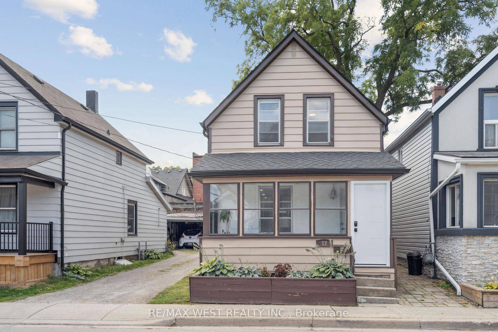 2 storey home offers everything you need to make your home in the heart of Olde Town Stoney Creek !