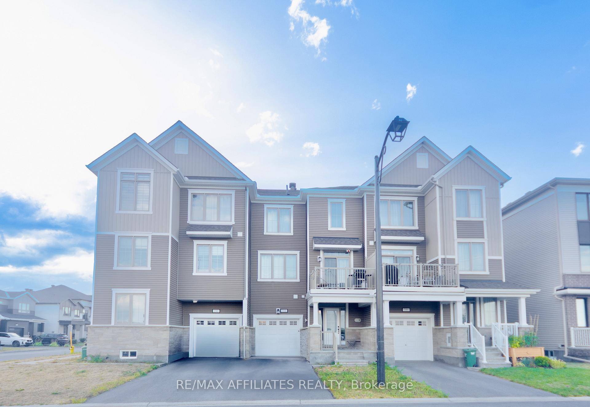 Welcome to this beautifully designed Mattamy built 3 storey back to back freehold townhome in Barrhavens sought after Half Moon Bay community.