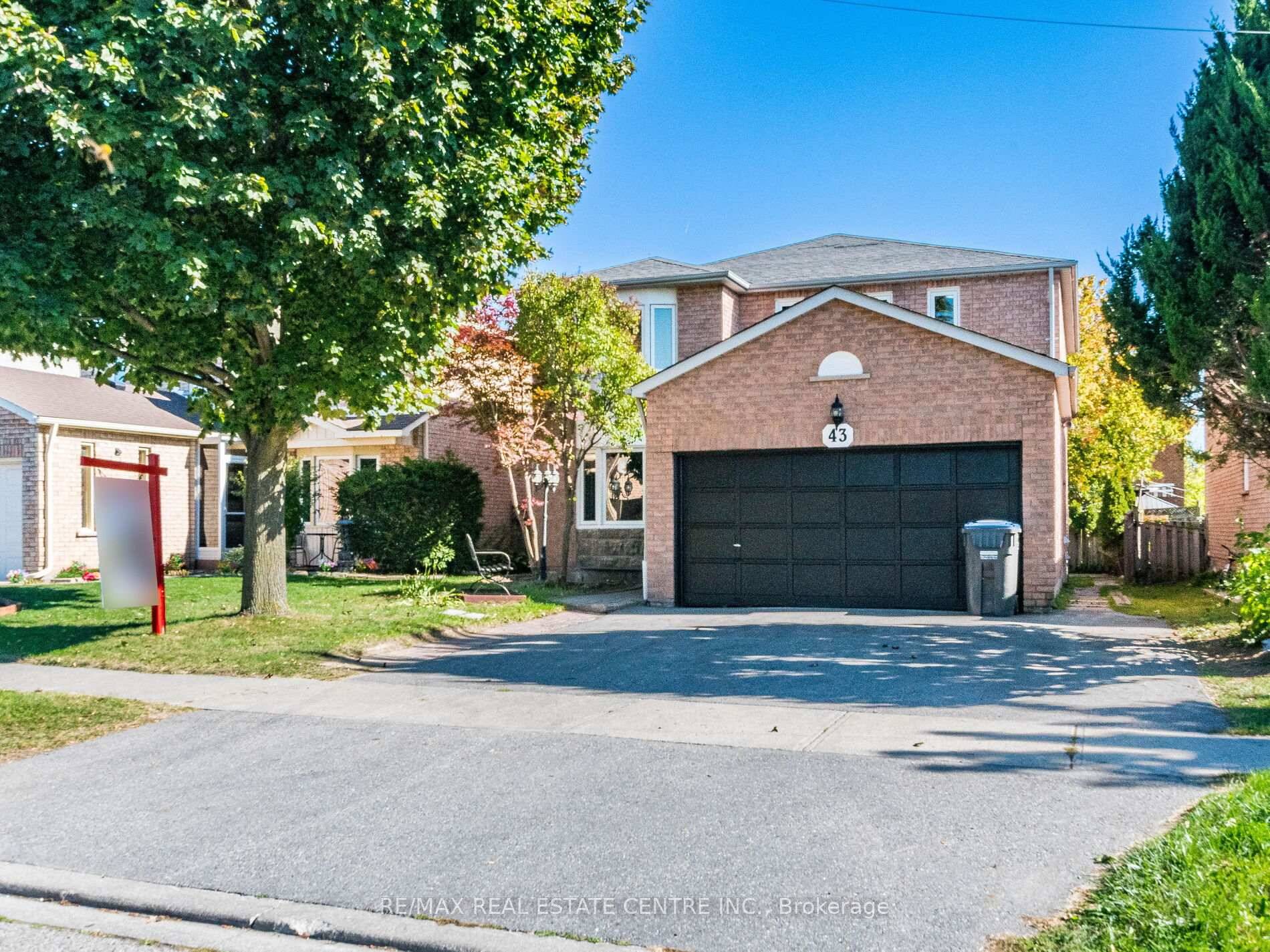 Welcome to 43 Horsham Street, Brampton a stunning and spacious 4 3 bedroom, 4 bath detached home located in a highly sought after, family friendly neighbourhood.