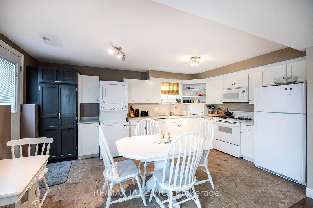 Exceptional One bedroom Ground Floor unit in the highly desired Mclaughlin area of Oshawa on the Whitby border.