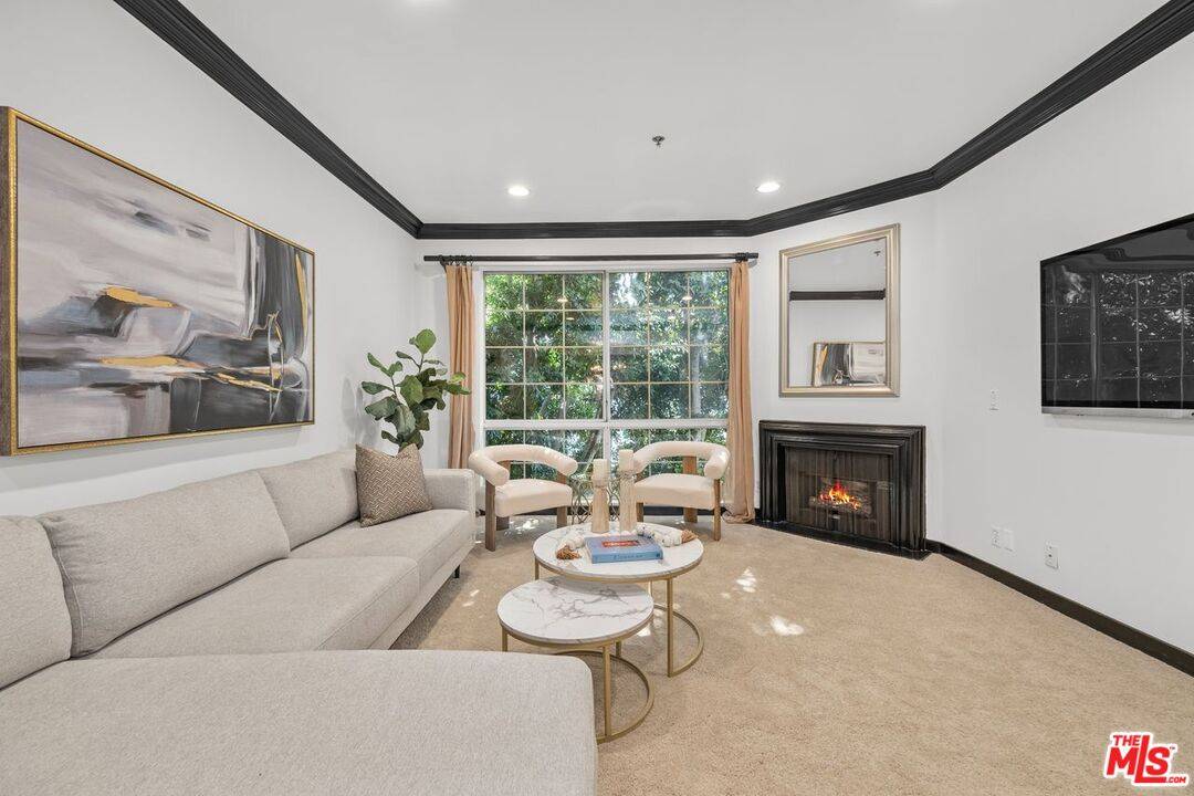 585 N Rossmore Ave 2BR Mid Wilshire La