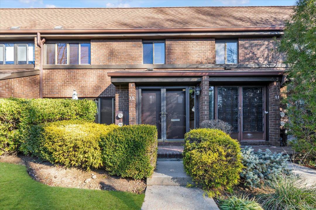 Fabulous opportunity to own an Aspen model in the highly desirable community of Acorn Ponds.