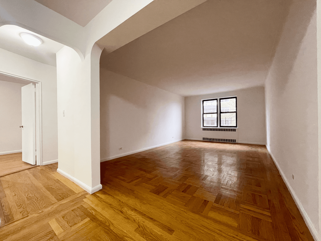 Large 3 bedroom apartment in Prime Forest Hills Area.