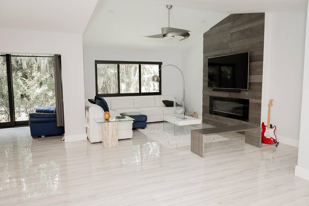 Modern, tranquil, Private and tastefully furnished 2 Beds w 2 bathrooms.