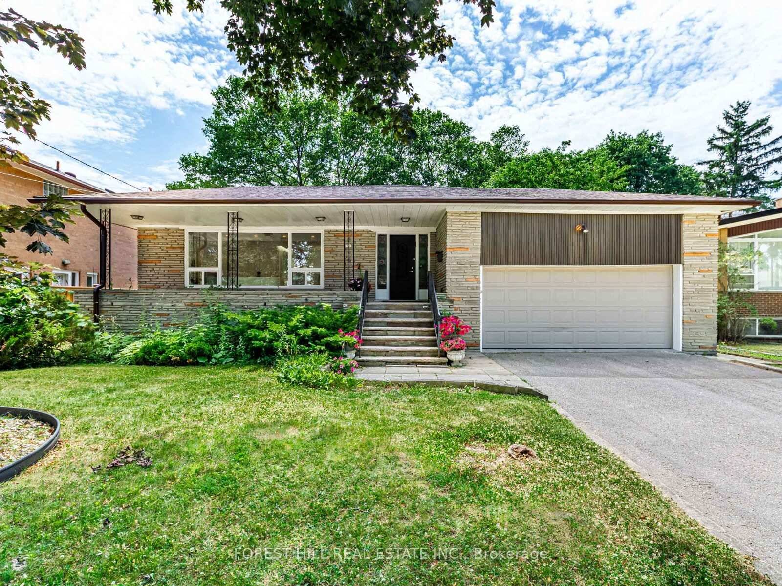 Welcome to 43 Arlstan Dr Spacious and elegant almost 3, 000 sq.