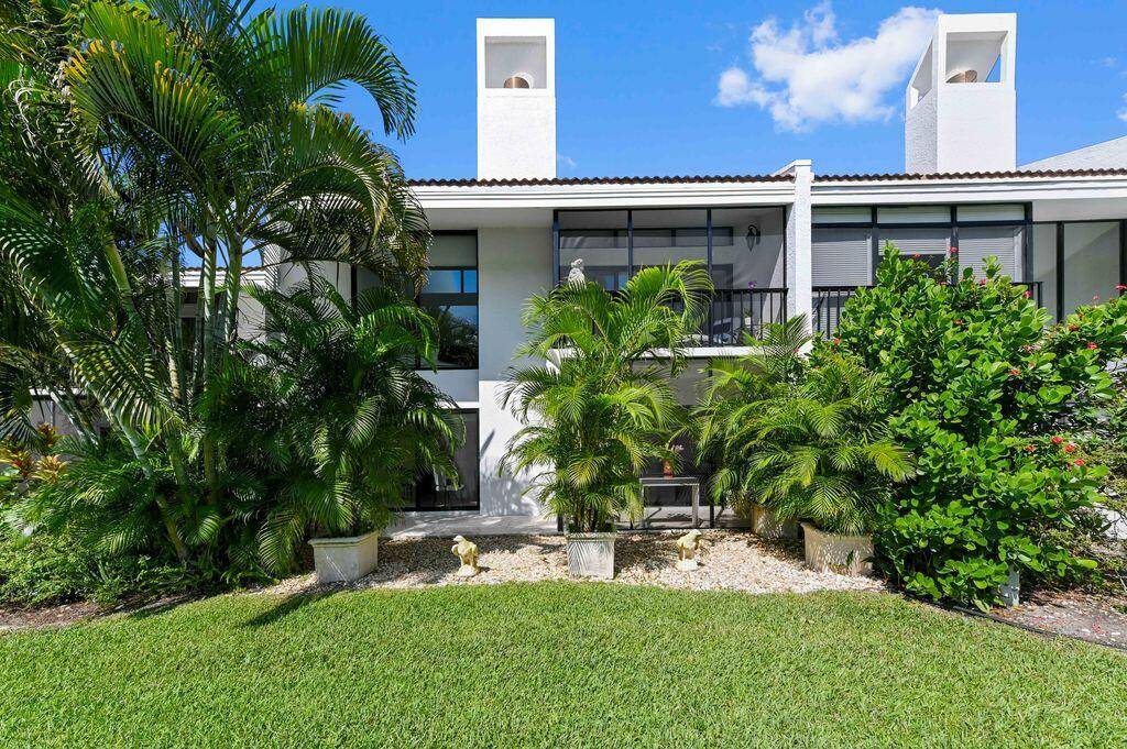 This extraordinary home is owned by internationally acclaimed contemporary artist Margarita Hernandez, born on the Caribbean Coast of Colombia.