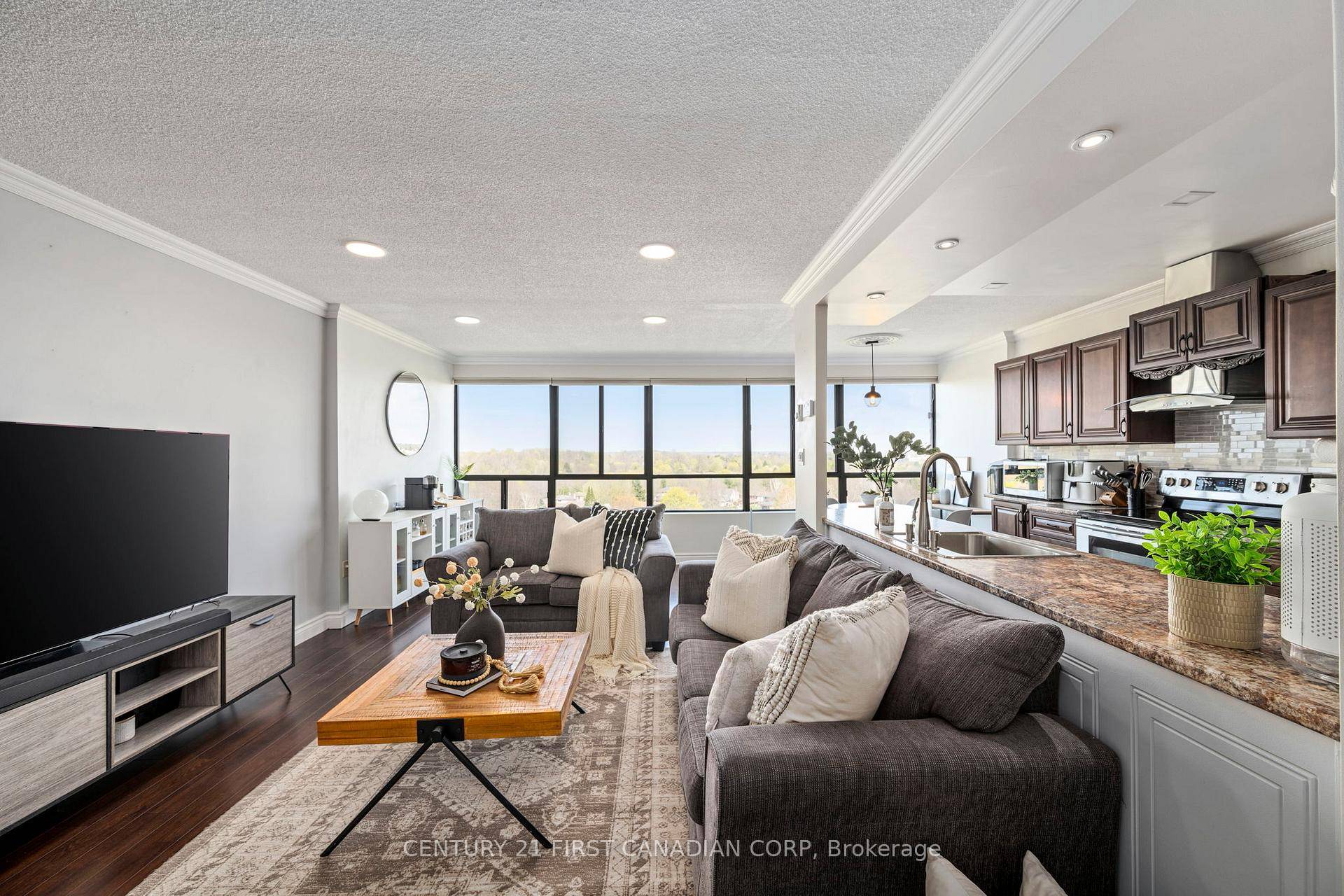 This beautifully maintained 2 bedroom, 1 bathroom unit offers an open concept layout flooded with natural light.