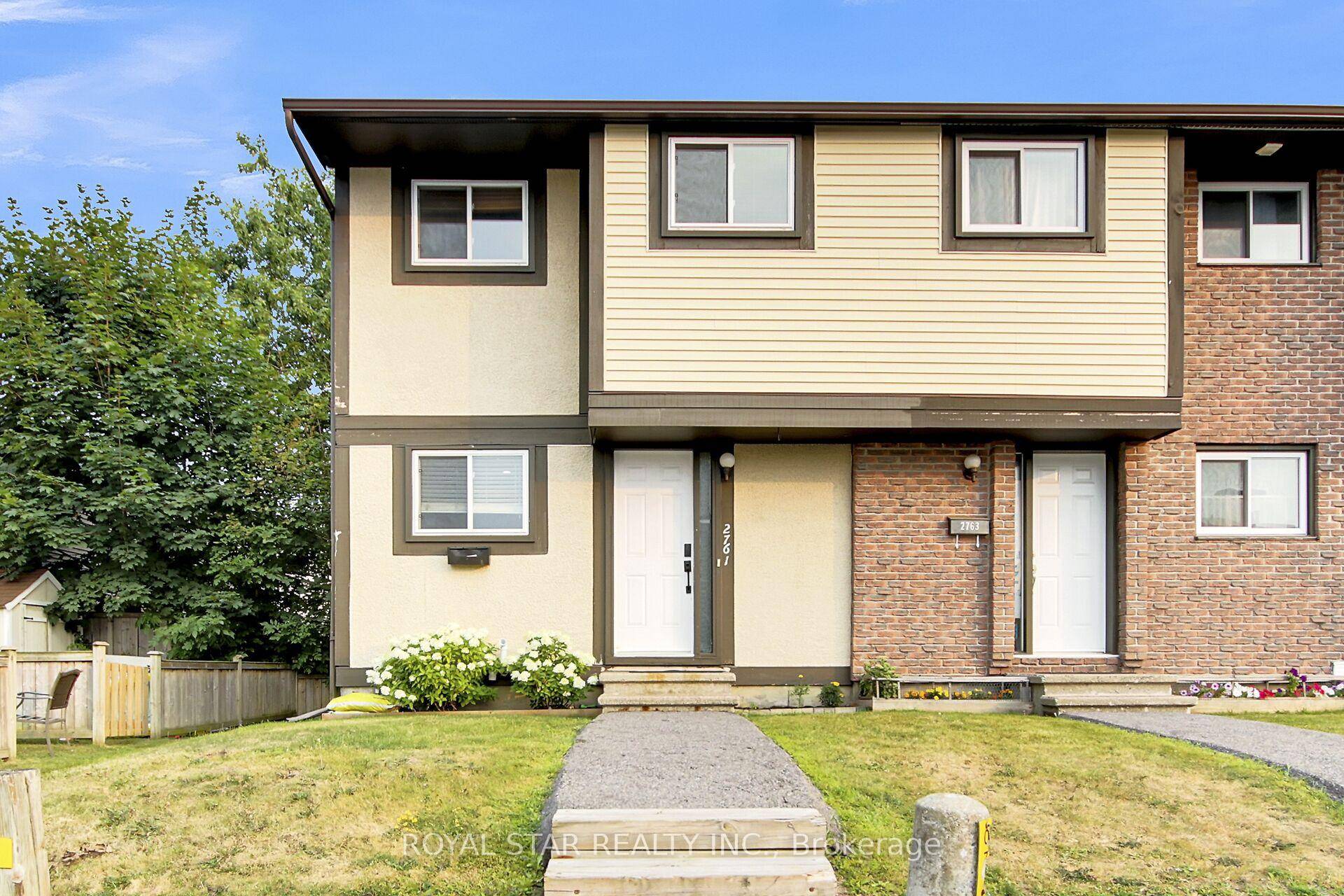 Bright and charming 3 bedroom, 2 bath townhome in the Sawmill Creek South Keys neighbourhood.