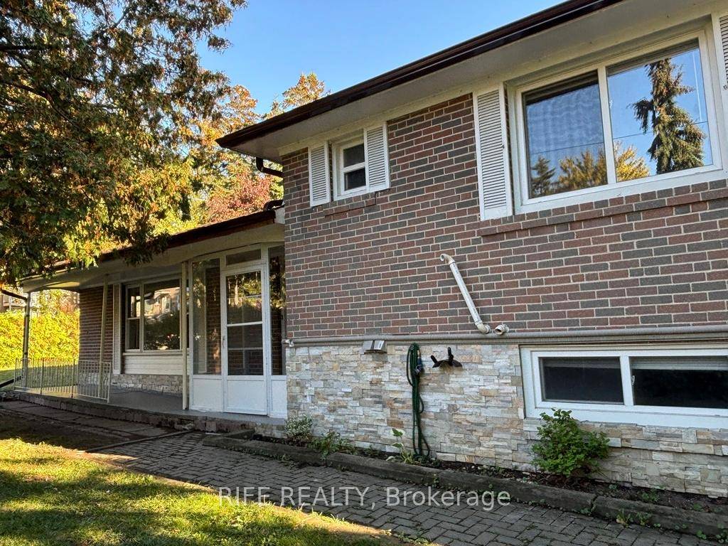 Well Kept Cozy Home ! New laminate floor and painting, newer A C Quiet Community ; Excellent Location, Walk To Transit, Mall, School And Other Amenities.