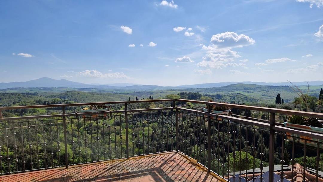 Stone townhouse with panoramic terrace overlooking the Val d’Orcia, 3 bedrooms, bright interiors, and spaces ideal for a boutique guest house