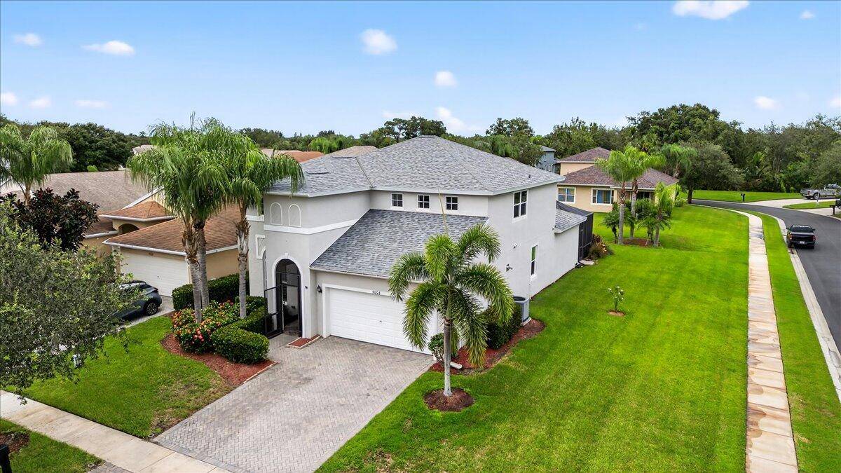 This 3 bed 2. 5 bath 2, 971 sqft home in the gated Citrus Springs community is a must see !