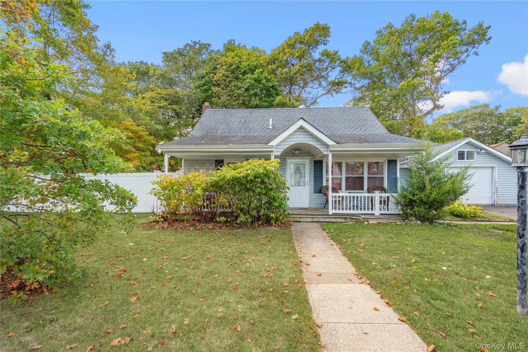 Nice Colonial with four spacious bedrooms and two bathrooms, promising comfort and convenience for all.