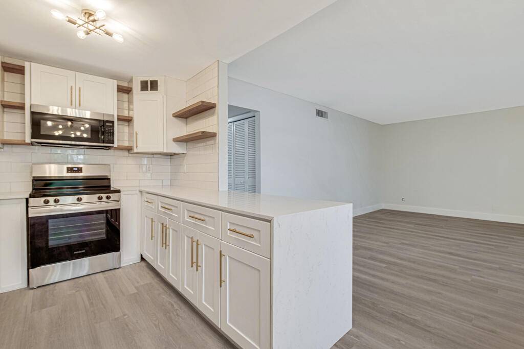 Beautifully renovated 2 bedroom, 2 bathroom condo in the heart of Lake Worth Beach, FL to live in or RENT RIGHT AWAY !