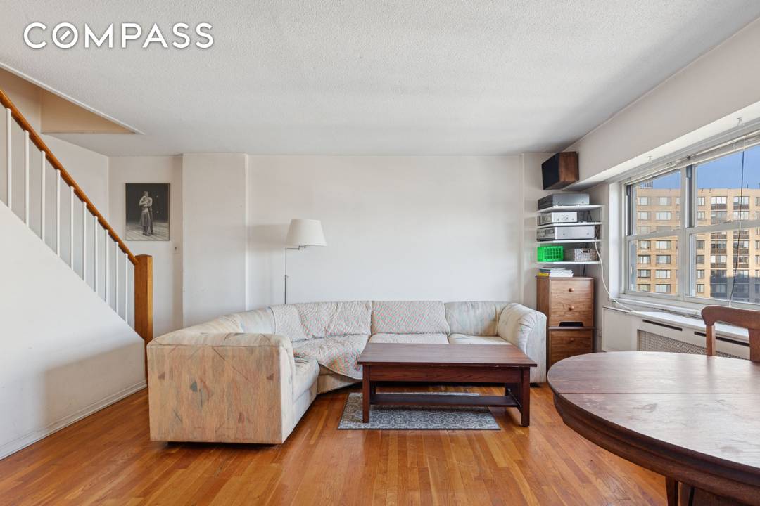 HIGH FLOOR ONE BEDROOM DUPLEX You can see forever from this fantastic one bedroom Duplex in the heart of the Upper West Side.