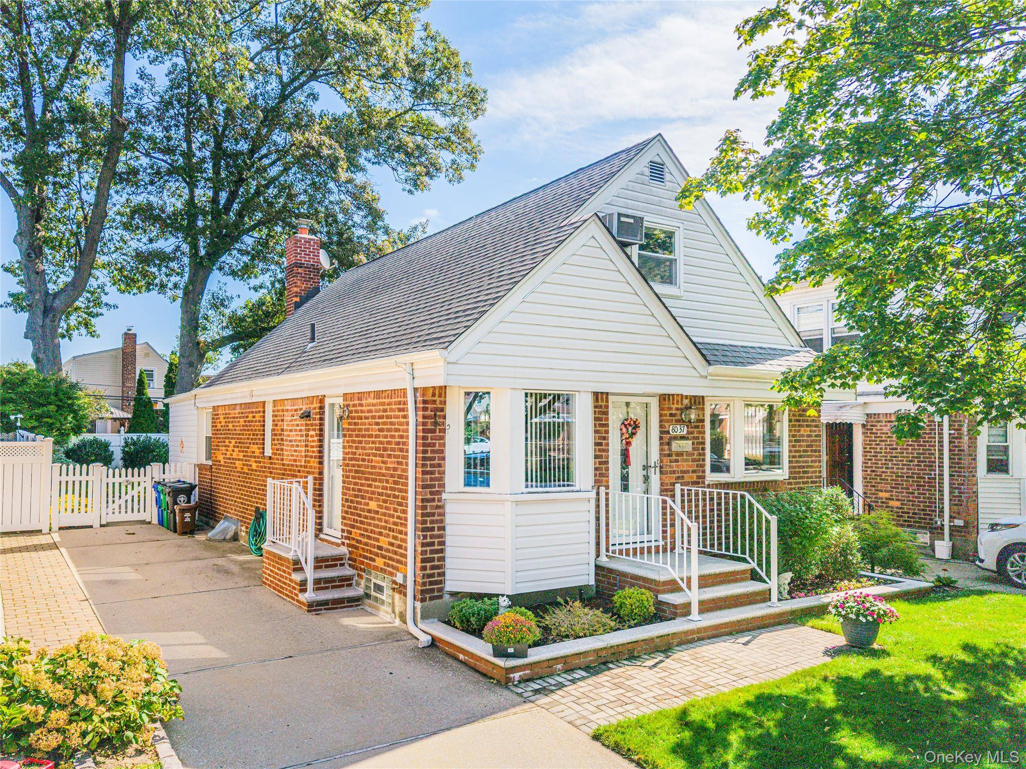 Welcome to this charming single family house in Glen Oaks.