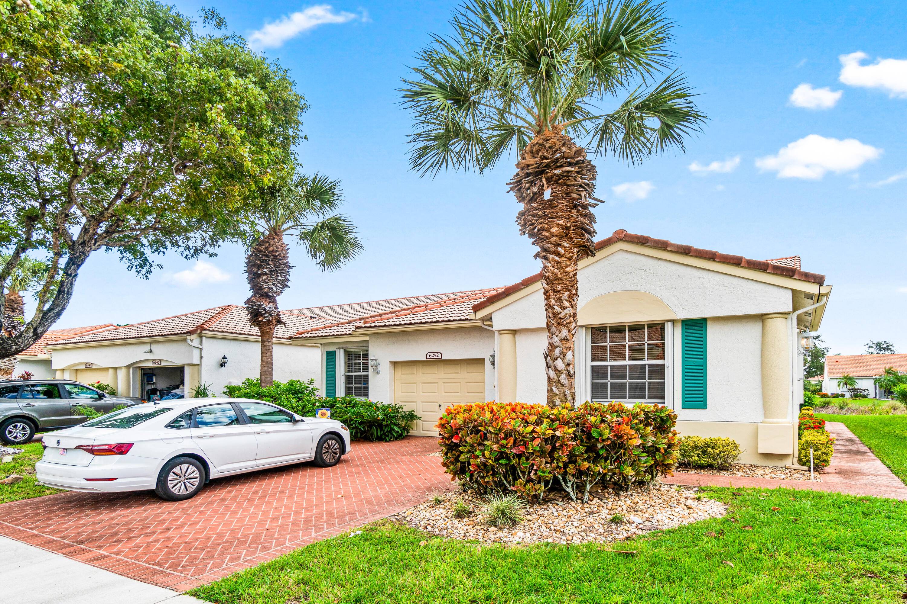 Great 2 bed plus den, 1 car garage, waterfront villa in the desirable Floral Lakes community.