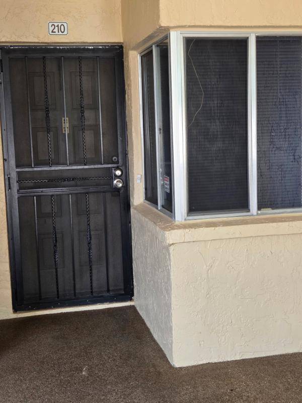 Large, 2BR 2Ba plus Den corner unit Condo overlooking the pool from the lanai.
