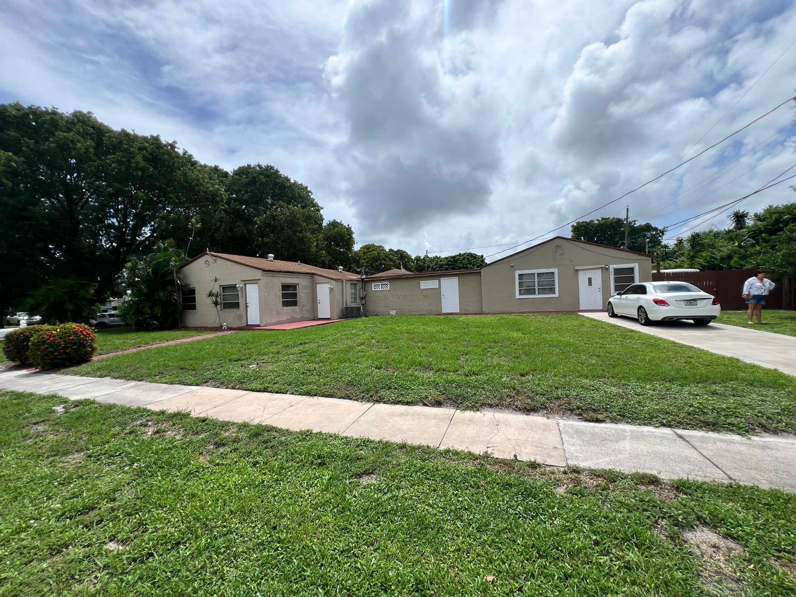 Rare opportunity to own a one of a kind duplex in the heart of West Palm Beach !