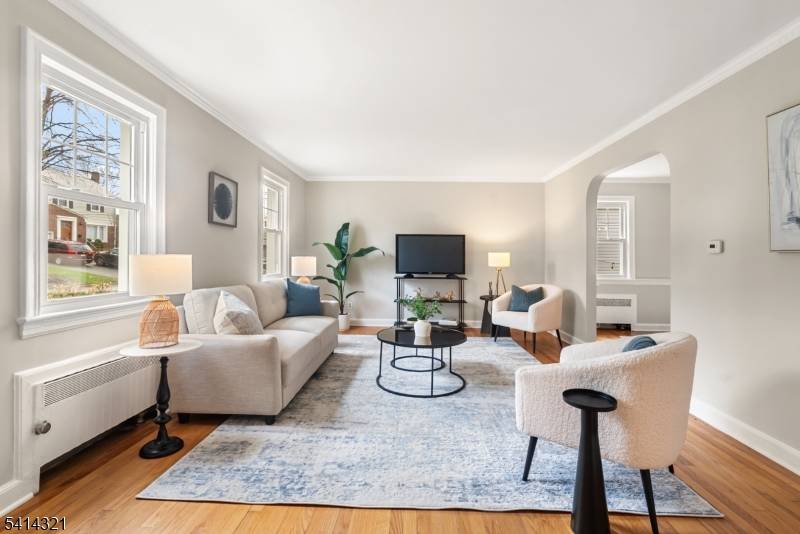 Charming bright Colonial in a prime Maplewood location !