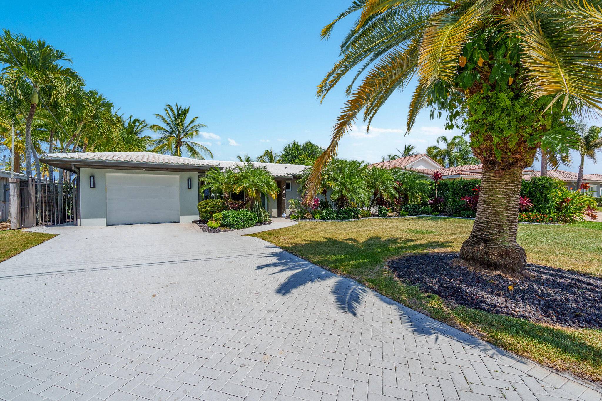 Contemporary Waterfront Home in NE Wilton ManorsThis remodeled 3 bedroom, 2 bathroom single family residence offers over 1, 600 square feet of sophisticated living in the prestigious NE Wilton Manors ...