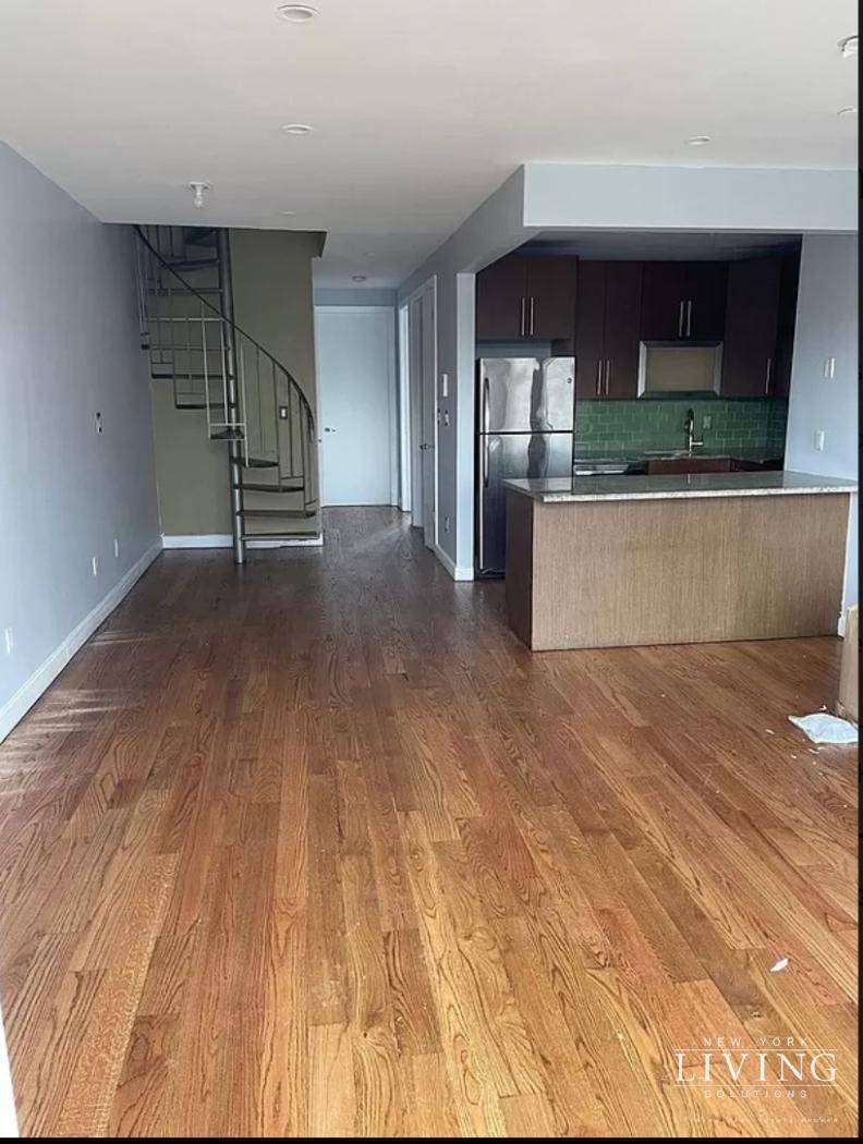 Stunning Astoria Penthouse For Rent !