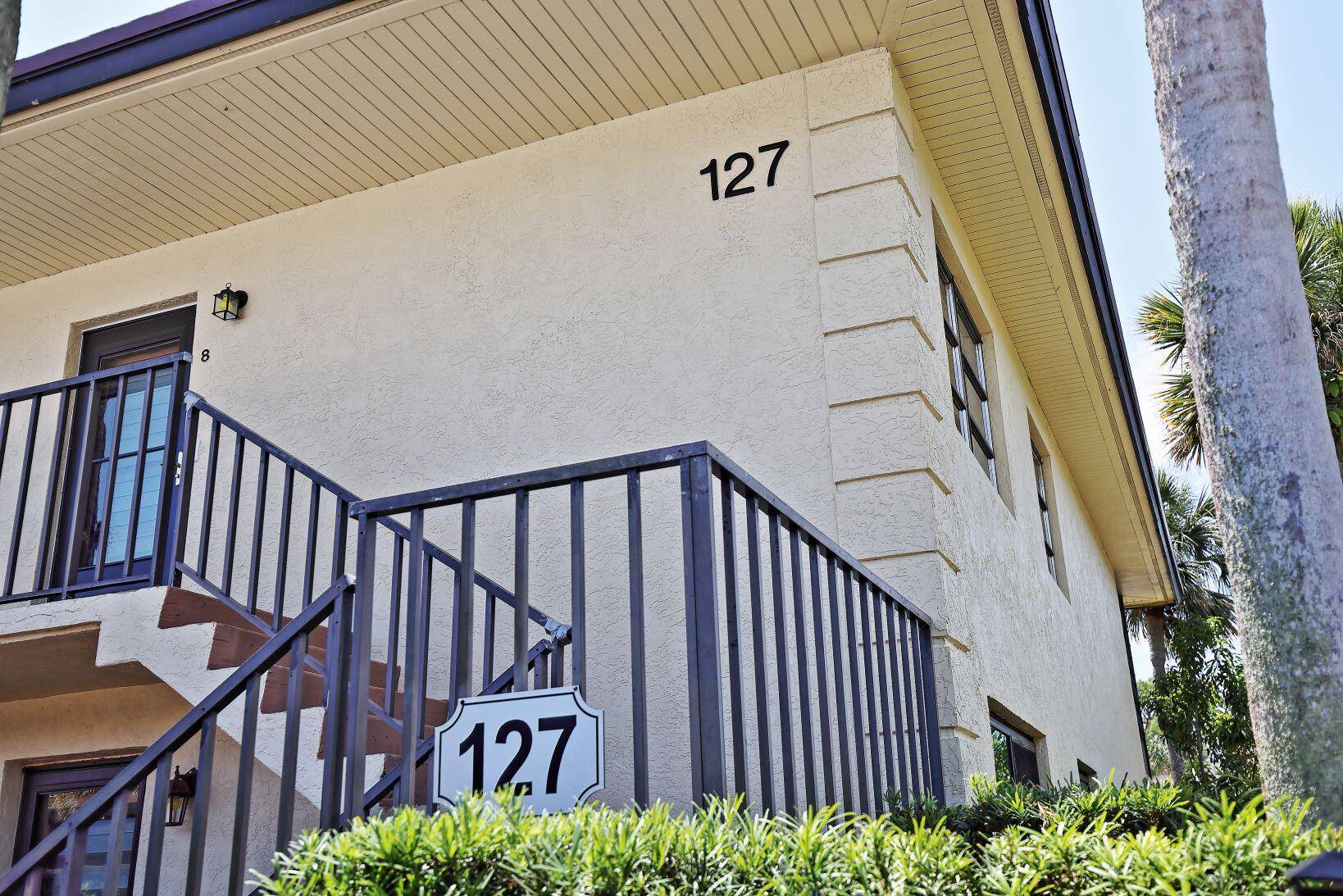 Rarely available 1 1 second floor corner unit in the desirable Kingswood Phase 3 section.