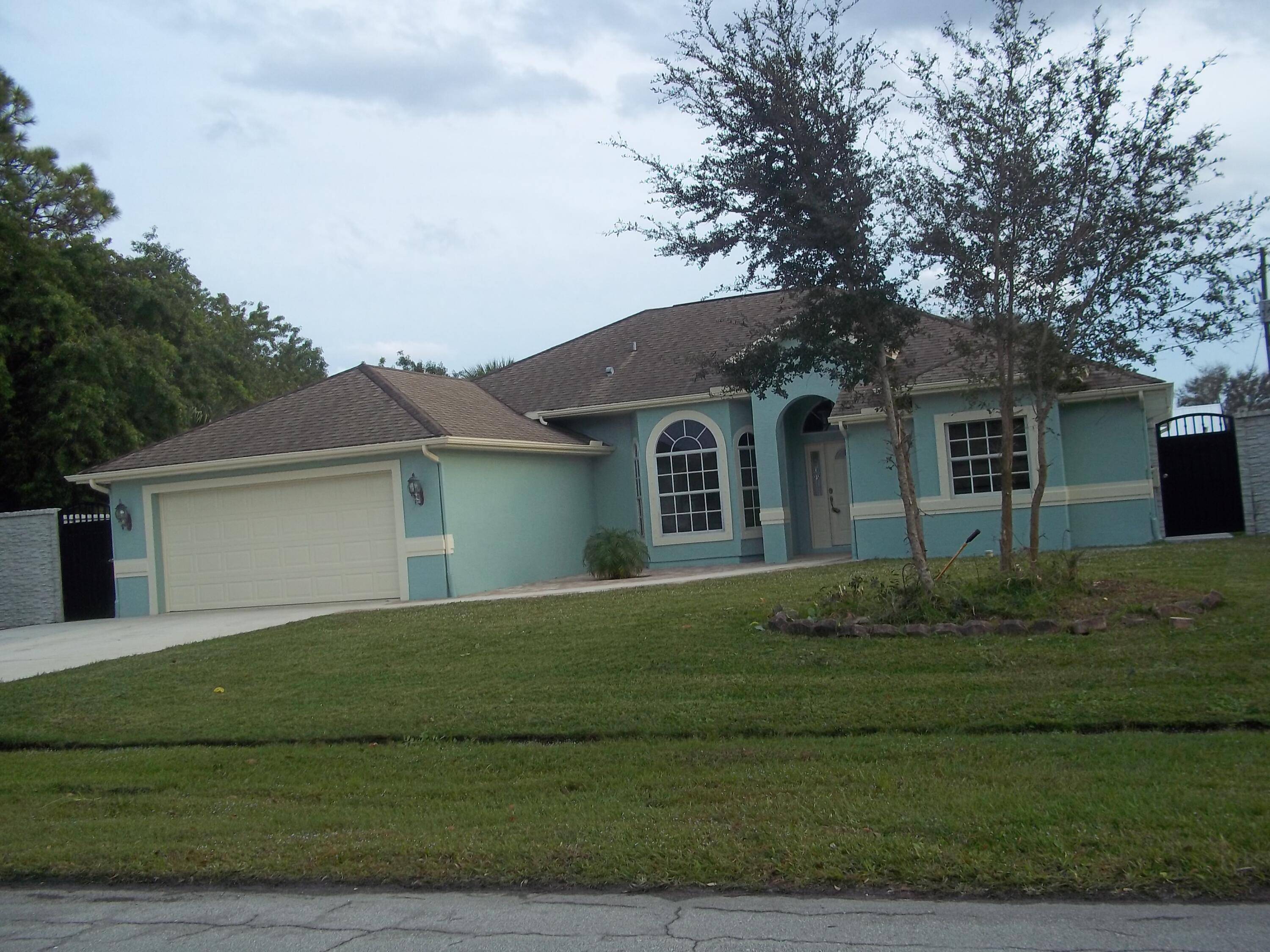 IMMACULATE, BEAUTIFUL 4 2 2 HOME LOCATED IN THE DESIRABLE AREA OF CAMEO SOUTH OF PORT SAINT LUCIE BLVD.