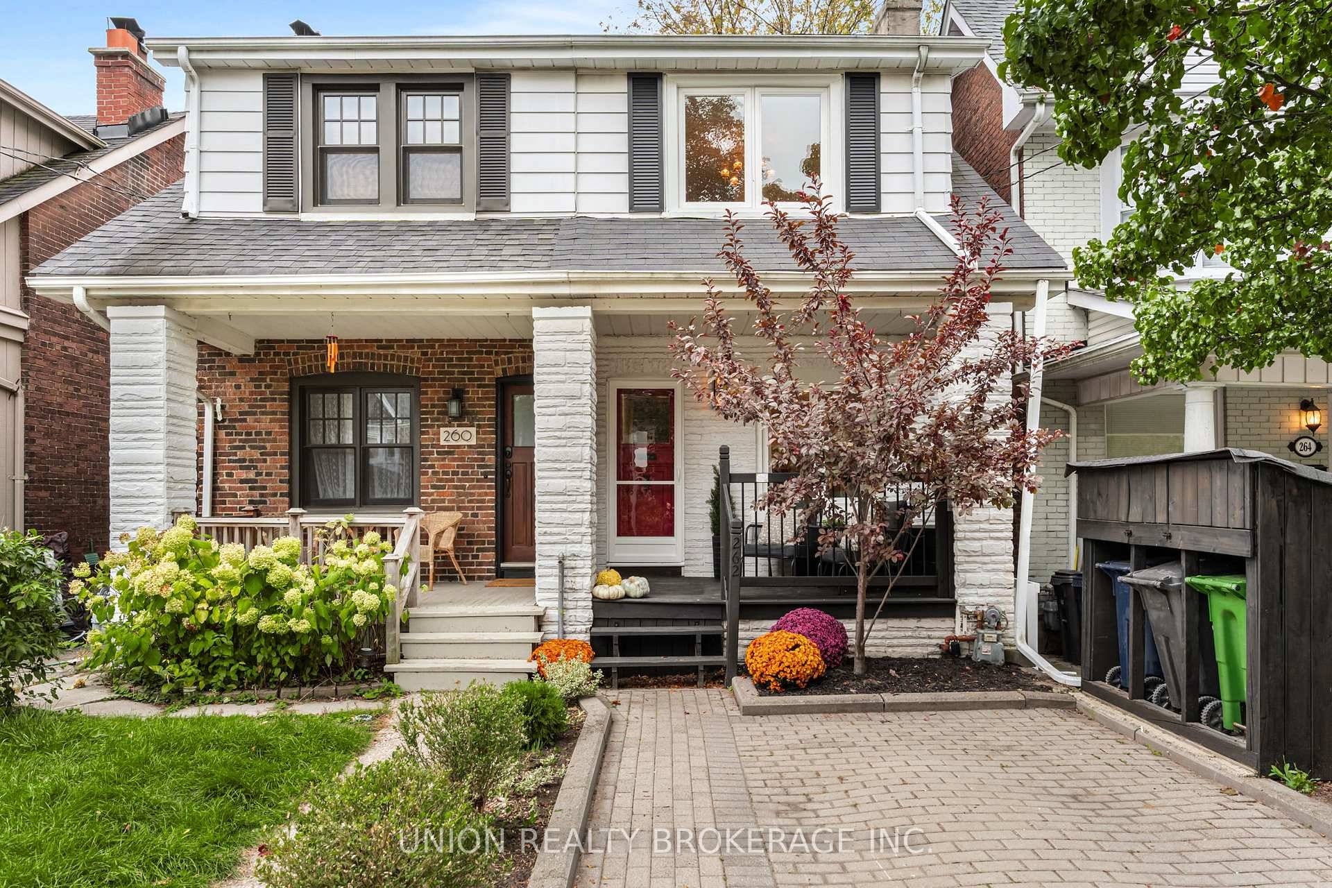 With absolutely nothing to do but move in and enjoy life in the Beach, 262 Silver Birch Avenue is the quintessential Beach semi.
